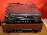 une radio posée sur une table en bois