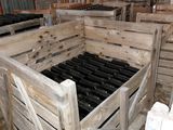 une caisse en bois contenant des bouteilles de vin, dans une pièce