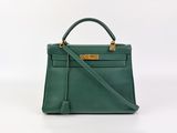 un sac à main en cuir vert sur fond blanc