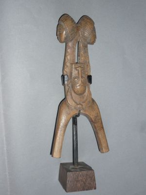 une sculpture en bois représentant un homme avec deux cornes sur la tête