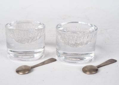 deux verres et une cuillère posés les uns à côté des autres