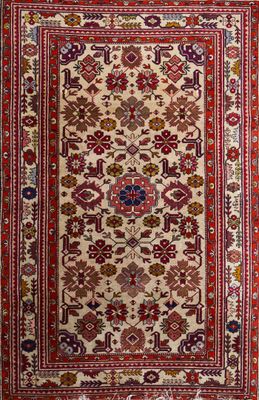 un tapis persan ancien orné d'un motif floral sur fond blanc