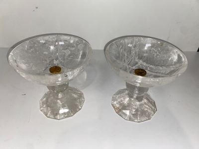 deux bols en verre posés sur une table blanche