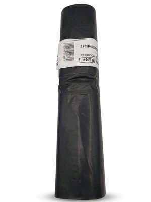 un gros plan d'un rouleau de plastique noir sur fond blanc