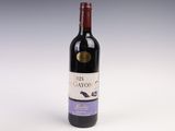 une bouteille de vin posée sur une table