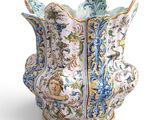 un vase blanc orné de motifs bleus et jaunes