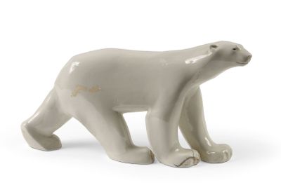 une petite figurine d'ours polaire blanc sur fond blanc