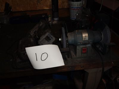 la photo d'une table sur laquelle sont posés de nombreux outils