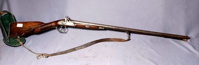 un vieux pistolet dans un étui en cuir, sur fond blanc
