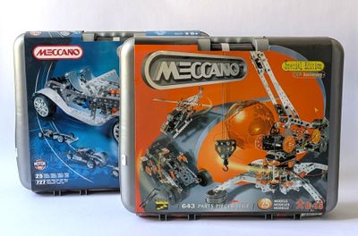 deux boîtes de conserve contenant des legos, posées sur une table
