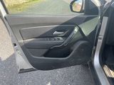 une portière de voiture ouverte dans laquelle se trouve un téléphone portable