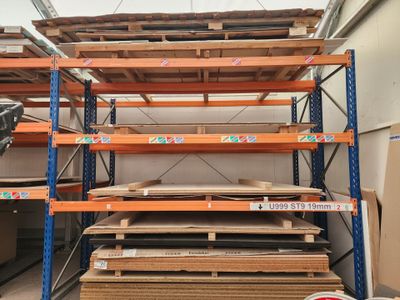 de nombreuses étagères sur lesquelles sont disposés différents types de bois