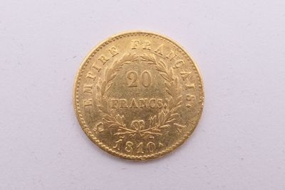 gros plan d'une pièce d'or sur une surface blanche