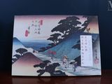 une photo d'une peinture japonaise posée sur une table