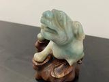 une figurine représentant une grenouille assise sur une table