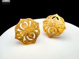 paire de boucles d'oreilles plaquées or, avec un motif en filigrane sur fond blanc