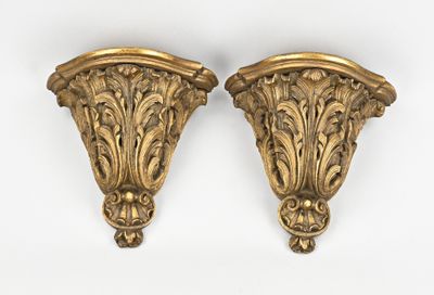 une paire de supports muraux anciens recouverts de feuille d'or