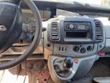 un tableau de bord de voiture avec un volant et un tableau de bord