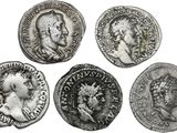 quatre pièces de monnaie romaines antiques, dont l'une représente un buste et l'autre est un buste