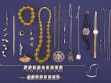 de nombreux types de bijoux disposés sur un fond bleu