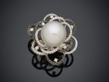 une bague en forme de fleur, sertie d'une perle blanche et de diamants