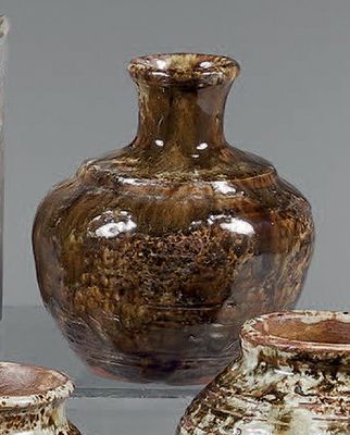 trois vases posés l'un à côté de l'autre sur une table