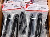 quatre poignées noires dans une boîte en carton posée par terre