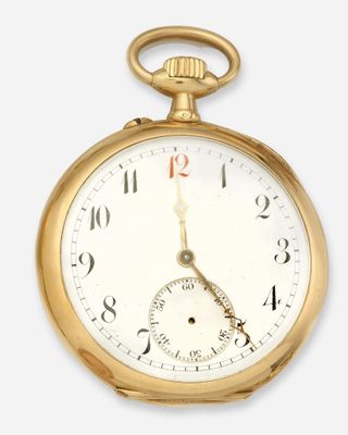 gros plan d'une montre de poche en or sur fond blanc