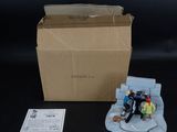 une boîte contenant une figurine représentant un groupe de personnes assises sur un canapé