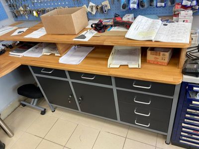 un établi sur lequel sont posés tout un tas de papiers