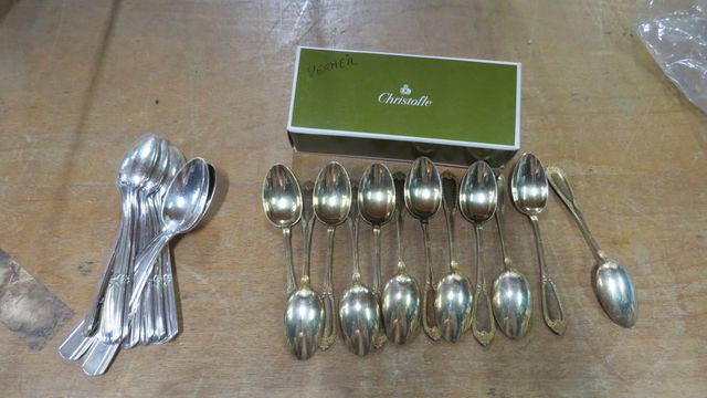 12 petites cuillères en Vermeil PB : 236 gr, joint 12 petites cui...
