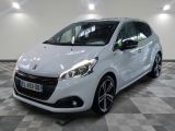 la petite voiture blanche est garée dans une grande pièce