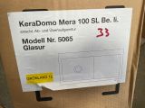 une boîte en carton sur laquelle est accrochée une pancarte indiquant « keradono mera 10 sl be ii »