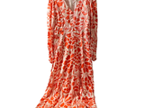 une robe orange et blanche suspendue à un cintre sur fond blanc