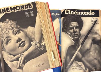 deux vieux magazines posés sur une table, avec un crayon