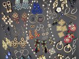 plusieurs types de bijoux différents exposés sur une table