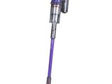 un gros plan d'un aspirateur bleu et violet sur fond blanc