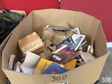 une boîte en carton remplie de livres et d'autres objets