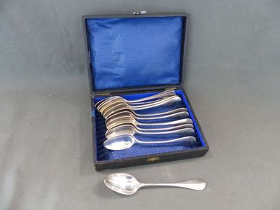 une boîte contenant de l'argenterie sur une table