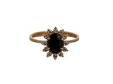 une bague en or sertie d'une pierre noire entourée de diamants blancs