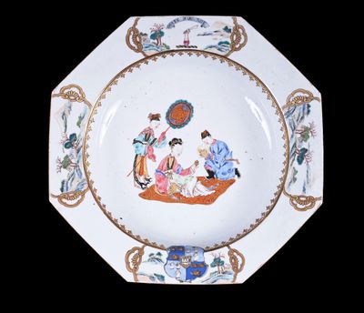 une assiette sur laquelle est représentée une femme et un homme dans un bateau