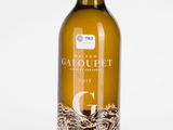 gros plan d'une bouteille de vin sur fond blanc
