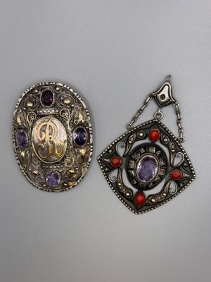 deux bijoux en argent et en améthyste posés sur un fond blanc