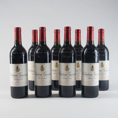 six bouteilles de vin rouge sont alignées