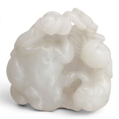 une sculpture blanche représentant un mouton, posée sur une surface blanche