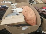 une boîte en carton remplie de vêtements et d'autres objets