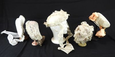 plusieurs chapeaux sont alignés sur un fond noir