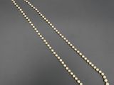 un collier de perles blanches avec un fermoir en argent