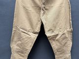 une photo d'un pantalon suspendu à une corde à linge