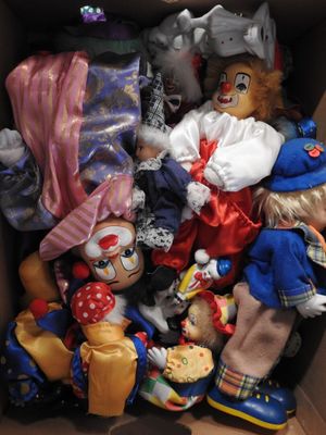 une boîte en carton remplie de poupées et de peluches